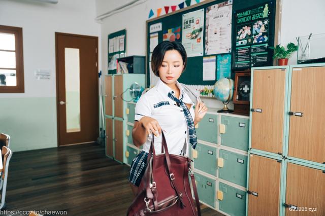  Booty Queen - Gal In A Shool Warehouse